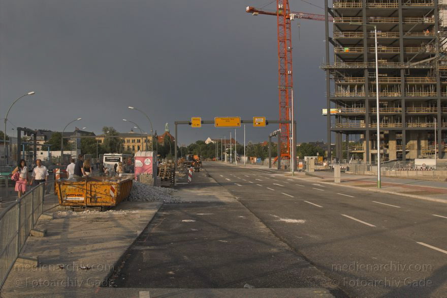 Berlin. Moabit. Baustelle Lehrter Bahnhof. Berliner Hauptbahnhof
30. 7. 2005. Berlin. Mitte. Moabit. Baustelle Lehrter Bahnhof. Hauptbahnhof. DB. Deutsche Bundesbahn.
Schlüsselwörter: Bahnhof;Baustelle;Berlin;Berlin Central Station;Berlin Hauptbahnhof;DB;Deutsche Bahn;Deutschland;Germany;Hauptbahnhof;Lehrter Bahnhof;Mitte;2005;Moabit