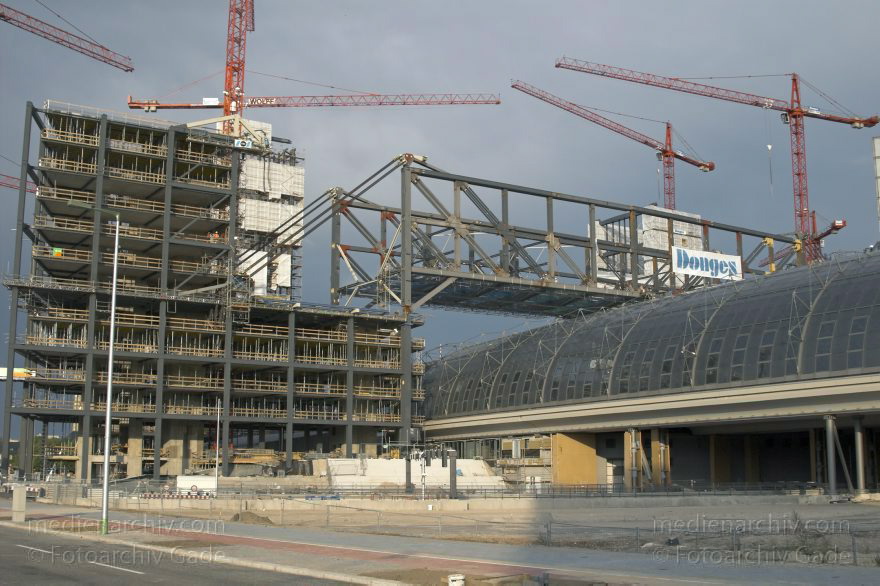 Berlin. Moabit. Baustelle Lehrter Bahnhof. Berliner Hauptbahnhof
30. 7. 2005. Berlin. Mitte. Moabit. Baustelle Lehrter Bahnhof. Hauptbahnhof. DB. Deutsche Bundesbahn.
Schlüsselwörter: Bahnhof;Baustelle;Berlin;Berlin Central Station;Berlin Hauptbahnhof;DB;Deutsche Bahn;Deutschland;Germany;Hauptbahnhof;Lehrter Bahnhof;Mitte;2005;Moabit