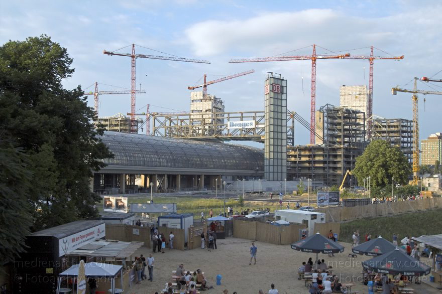 Berlin. Moabit. Baustelle Lehrter Bahnhof. Berliner Hauptbahnhof
30. 7. 2005. Berlin. Mitte. Moabit. Baustelle Lehrter Bahnhof. Hauptbahnhof. DB. Deutsche Bundesbahn.
Schlüsselwörter: Bahnhof;Baustelle;Berlin;Berlin Central Station;Berlin Hauptbahnhof;DB;Deutsche Bahn;Deutschland;Germany;Hauptbahnhof;Lehrter Bahnhof;Mitte;2005;Moabit