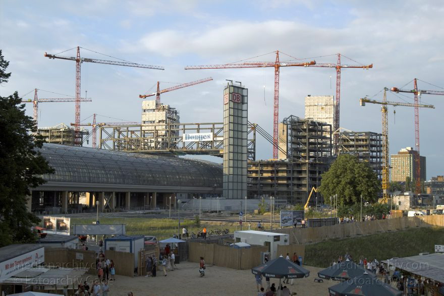 Berlin. Moabit. Baustelle Lehrter Bahnhof. Berliner Hauptbahnhof
30. 7. 2005. Berlin. Mitte. Moabit. Baustelle Lehrter Bahnhof. Hauptbahnhof. DB. Deutsche Bundesbahn.
Schlüsselwörter: Bahnhof;Baustelle;Berlin;Berlin Central Station;Berlin Hauptbahnhof;DB;Deutsche Bahn;Deutschland;Germany;Hauptbahnhof;Lehrter Bahnhof;Mitte;2005;Moabit