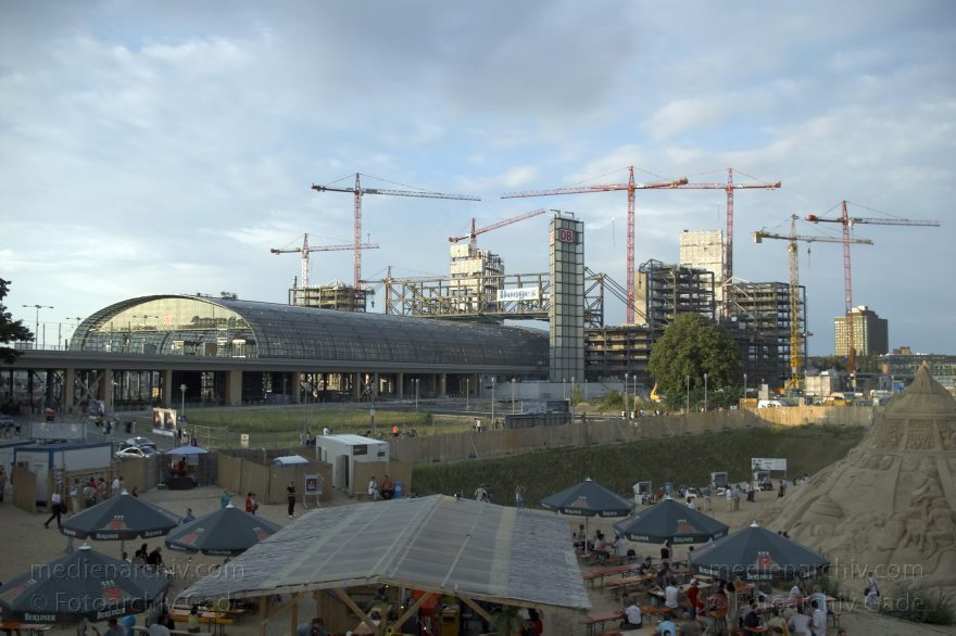 Berlin. Moabit. Baustelle Lehrter Bahnhof. Berliner Hauptbahnhof
30. 7. 2005. Berlin. Mitte. Moabit. Baustelle Lehrter Bahnhof. Hauptbahnhof. DB. Deutsche Bundesbahn.
Schlüsselwörter: Bahnhof;Baustelle;Berlin;Berlin Central Station;Berlin Hauptbahnhof;DB;Deutsche Bahn;Deutschland;Germany;Hauptbahnhof;Lehrter Bahnhof;Mitte;2005;Moabit