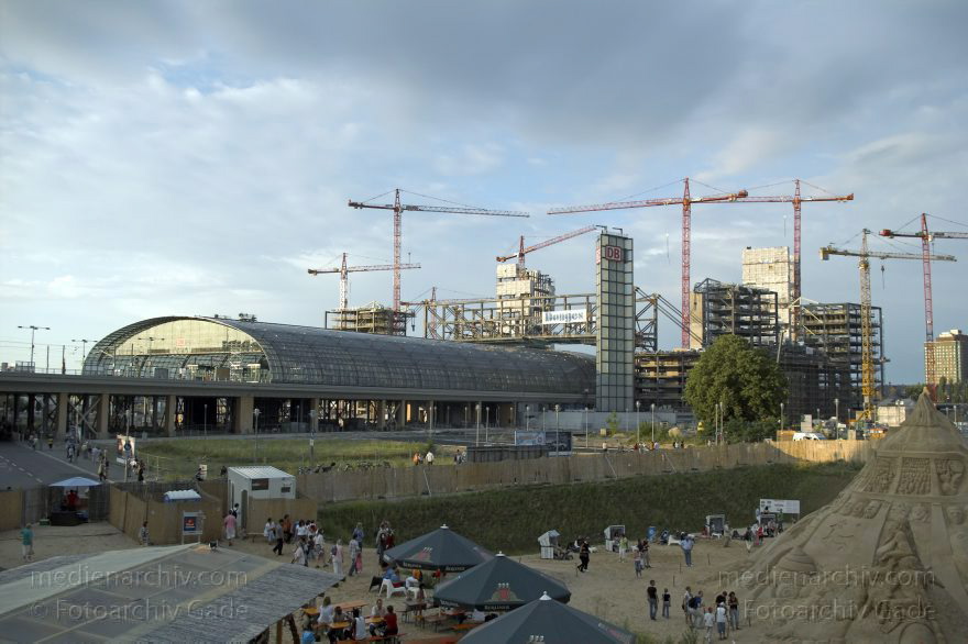 Berlin. Moabit. Baustelle Lehrter Bahnhof. Berliner Hauptbahnhof
30. 7. 2005. Berlin. Mitte. Moabit. Baustelle Lehrter Bahnhof. Hauptbahnhof. DB. Deutsche Bundesbahn.
Schlüsselwörter: Bahnhof;Baustelle;Berlin;Berlin Central Station;Berlin Hauptbahnhof;DB;Deutsche Bahn;Deutschland;Germany;Hauptbahnhof;Lehrter Bahnhof;Mitte;2005;Moabit