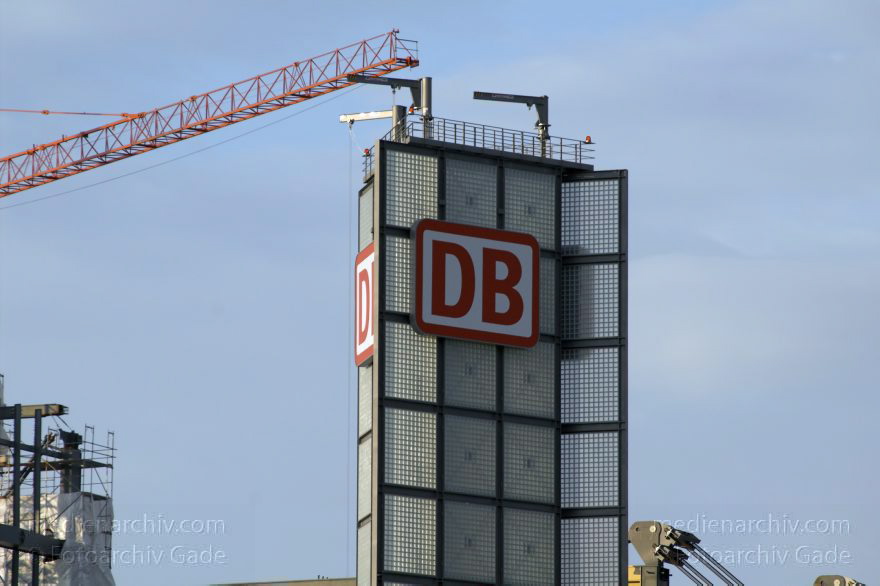 Berlin. Moabit. Baustelle Lehrter Bahnhof. Berliner Hauptbahnhof
30. 7. 2005. Berlin. Mitte. Moabit. Baustelle Lehrter Bahnhof. Hauptbahnhof. DB. Deutsche Bundesbahn.
Schlüsselwörter: Bahnhof;Baustelle;Berlin;Berlin Central Station;Berlin Hauptbahnhof;DB;Deutsche Bahn;Deutschland;Germany;Hauptbahnhof;Lehrter Bahnhof;Mitte;2005;Moabit