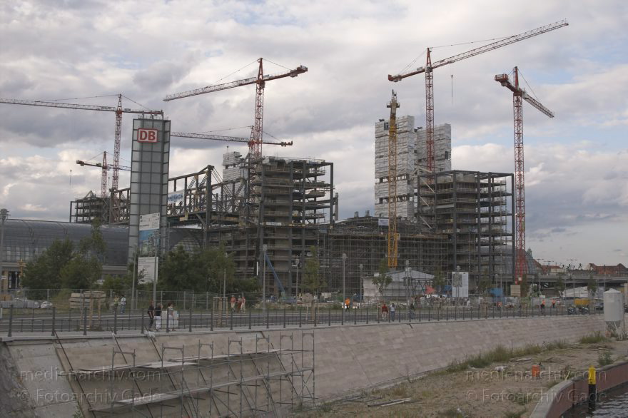 Berlin. Moabit. Baustelle. Berliner Hauptbahnhof.
30. 7. 2005. Berlin. Mitte. Moabit. Baustelle Berliner Hauptbahnhof.
Schlüsselwörter: Bahnhof;Baustelle;Berlin;Berlin Central Station;Berlin Hauptbahnhof;DB;Deutsche Bahn;Deutschland;Germany;Hauptbahnhof;Lehrter Bahnhof;Mitte;2005;Moabit