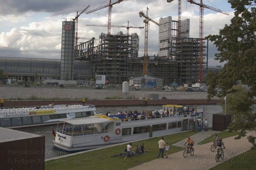 Berlin. Moabit. Baustelle Lehrter Bahnhof. Berliner Hauptbahnhof
31. 7. 2005. Berlin. Mitte. Moabit. Baustelle Lehrter Bahnhof. Hauptbahnhof. DB. Deutsche Bundesbahn.
Schlüsselwörter: Bahnhof;Baustelle;Berlin;Berlin Central Station;Berlin Hauptbahnhof;DB;Deutsche Bahn;Deutschland;Germany;Hauptbahnhof;Lehrter Bahnhof;Mitte;2005;Moabit