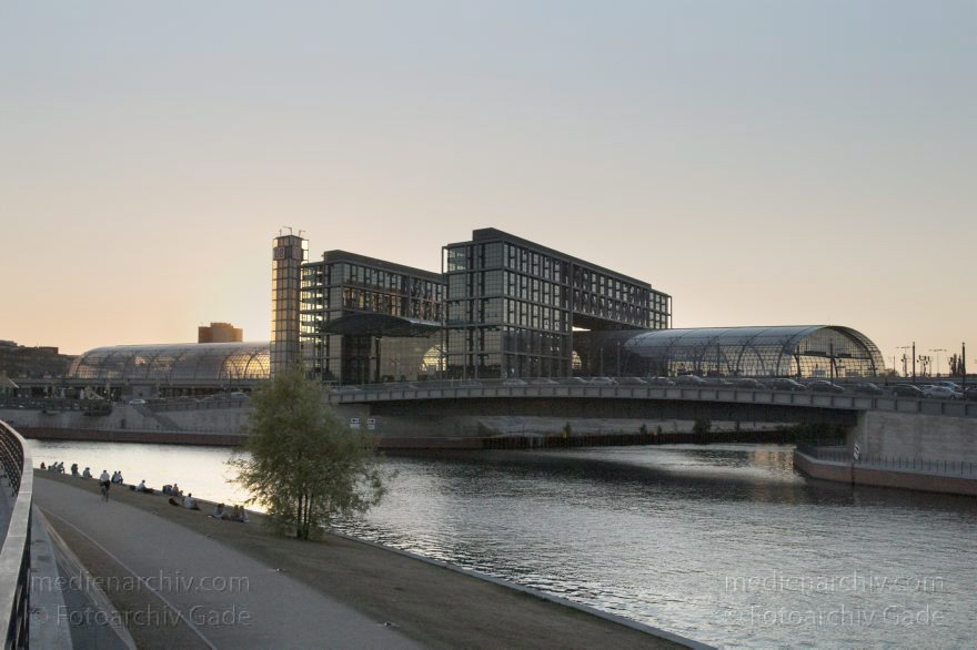Berlin. Moabit. Lehrter Bahnhof. Hauptbahnhof.
2. Juli 2006. Berlin. Mitte. Moabit. Lehrter Bahnhof. Hauptbahnhof.
Schlüsselwörter: Berlin;Berlin Central Station;Berlin Hauptbahnhof;Deutschland;Fluss;Germany;Hauptbahnhof;Lehrter Bahnhof;Mitte;Moabit;2006;Spree