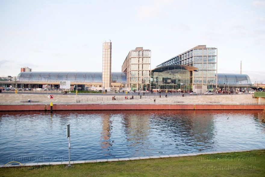 Berlin. Moabit. Lehrter Bahnhof. Hauptbahnhof. Spree.
2006. Berlin. Mitte. Moabit. Lehrter Bahnhof. Hauptbahnhof. Fluss Spree.
Schlüsselwörter: Berlin;Berlin Central Station;Berlin Hauptbahnhof;Deutschland;Fluss;Germany;Hauptbahnhof;Lehrter Bahnhof;Mitte;Moabit;river;2006;Spree