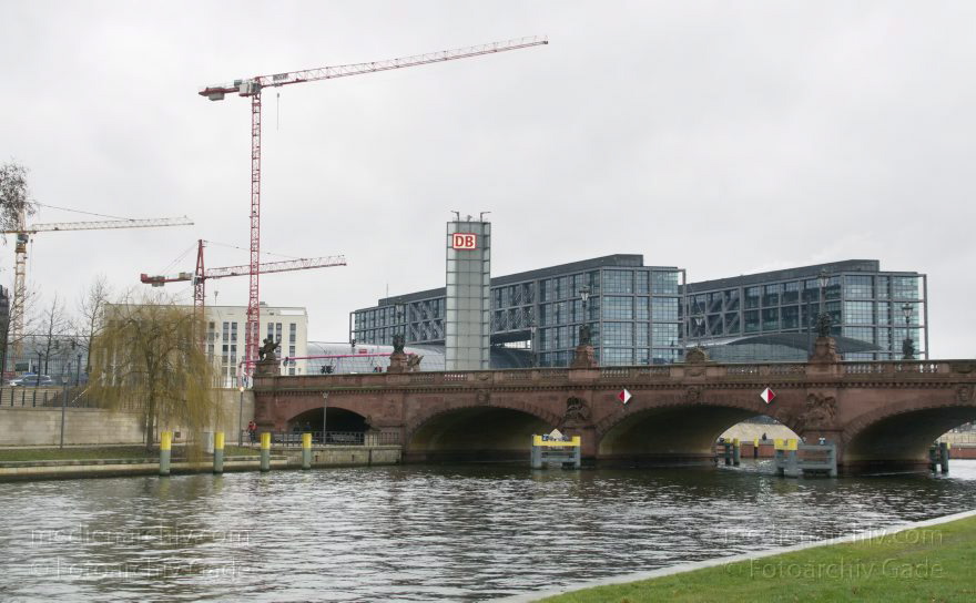 Berlin. Moabit. Spree. Hauptbahnhof. Moltkebrücke
6. 1. 2013. Berlin. Mitte. Moabit. Fluss Spree. Hauptbahnhof. Moltkebrücke
Schlüsselwörter: Berlin;Berlin Central Station;Berlin Hauptbahnhof;Deutschland;Fluss;Germany;Hauptbahnhof;Mitte;Moabit;2013;Spree
