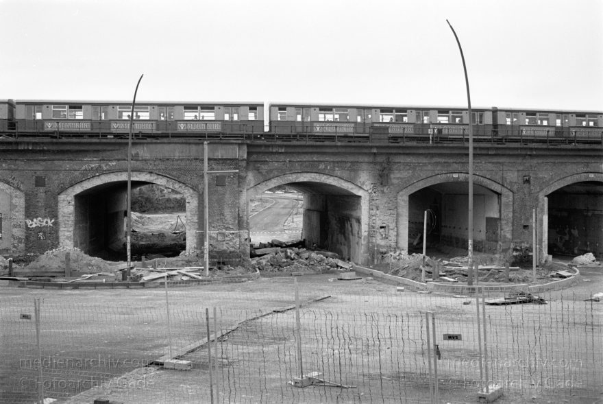 Berlin. Moabit. Lehrter Bahnhof. S-Bahnhof
September 1995. Berlin. Moabit. Lehrter Bahnhof. S-Bahnhof
Schlüsselwörter: Berlin;Deutschland;Germany;Lehrter Bahnhof;Moabit;S-Bahn;1995;S-Bahnhof