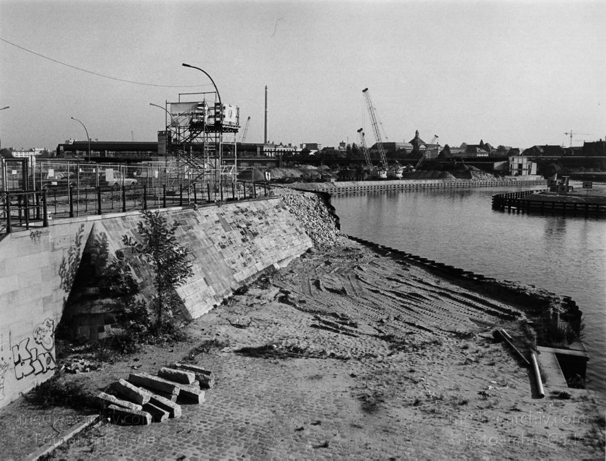 Berlin. Moabit. Spree in der Nähe der Baustelle am Lehrter Bahnhof
August 1998. Berlin. Moabit. Fluss Spree in der Nähe der Baustelle am Lehrter Bahnhof
Schlüsselwörter: Baustelle;Berlin;Deutschland;Germany;Moabit;1996;Spree