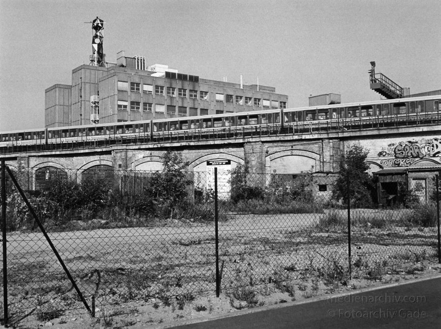 Berlin. Polizeigebäude in Moabit beim Lehrter Bahnhof
22. 8. 1996. Berlin. Polizeigebäude in Moabit beim Lehrter Bahnhof
Schlüsselwörter: Berlin;Deutschland;Germany;Invalidenstraße;Moabit;Polizeigebäude;1996;S-Bahn