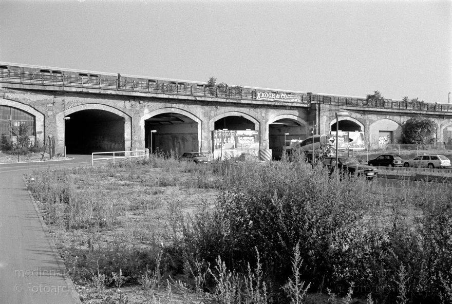 Berlin. Moabit. Beim Lehrter Bahnhof. (S-Bahn)
22. 8. 1996. Berlin. Moabit. Beim Lehrter Bahnhof. (S-Bahn)
Schlüsselwörter: Berlin;Deutschland;Germany;Lehrter Bahnhof;1996;Moabit