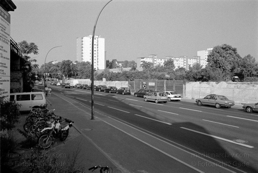 Berlin. Moabit. Beim Lehrter Bahnhof. (S-Bahn)
22. 8. 1996. Berlin. Moabit. Beim Lehrter Bahnhof. (S-Bahn)
Schlüsselwörter: Berlin;Deutschland;Germany;Lehrter Bahnhof;1996;Moabit