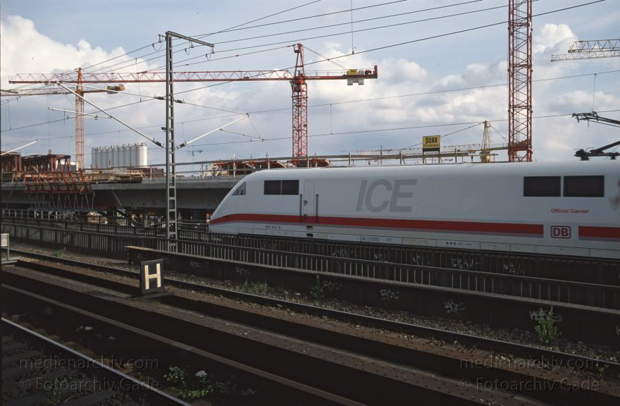 Berlin. Moabit. Baustelle am Lehrter Bahnhof. Lehrter Stadtbahnhof. Schienen. Gleise
18. 4. 1999. Berlin. Moabit. Baustelle am Lehrter Bahnhof. Lehrter Stadtbahnhof. Schienen. Gleise. ICE
Schlüsselwörter: Bahnverkehr;Berlin;Deutschland;Eisenbahn;Germany;ICE;Lehrter Bahnhof;Lehrter Stadtbahnhof;S-Bahn;1999;Schienenverkehr
