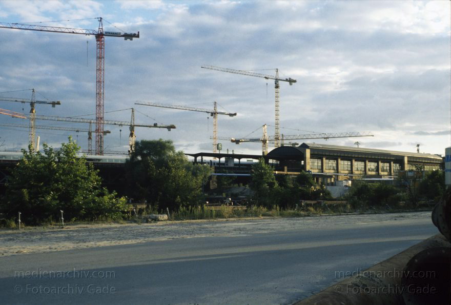Berlin. Moabit. Baustelle am Lehrter Bahnhof. Lehrter Stadtbahnhof
September 1999. Berlin. Moabit. Baustelle am Lehrter Bahnhof. Lehrter Stadtbahnhof
Schlüsselwörter: Berlin;Deutschland;Germany;2000;Winter