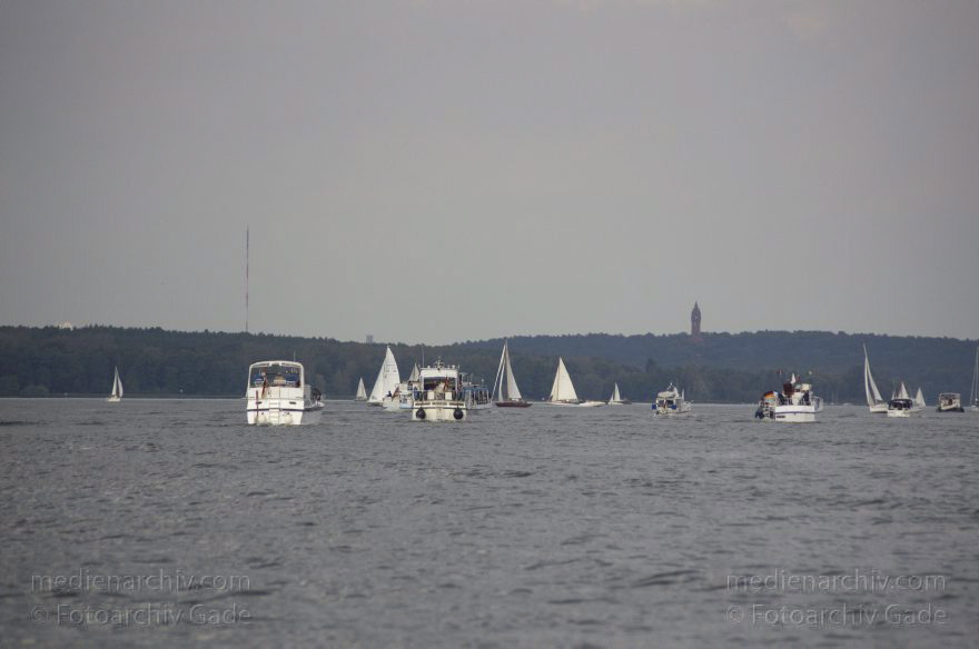 Berlin. Havel. Boote. Hinten: Grunewald
17. 9. 2011. Berlin. Fluss Havel. Boote. Hinten: Grunewald
Schlüsselwörter: Berlin;Boote;Deutschland;Fluss;Germany;Havel;2011;Motorboote