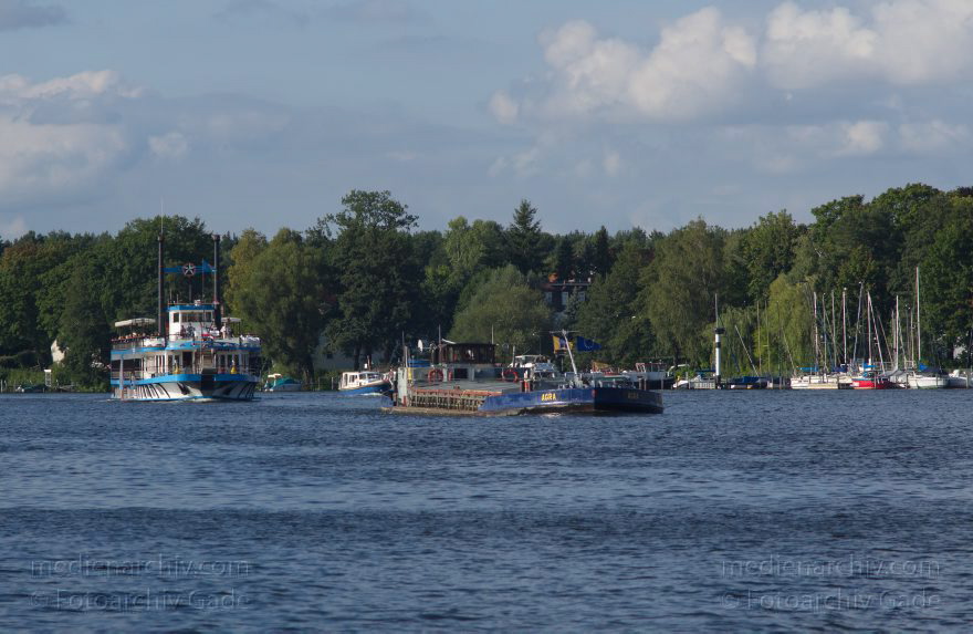 Berlin. Havel Ausflugsdampfer Havel Queen und Binnenschiffe
1. 9. 2012. Berlin. Obere Havel zwischen Spandau und Tegelort (hinten) Fluss. Ausflugsdampfer Havel Queen und Binnenschiffe
Schlüsselwörter: Ausflugsdampfer;Berlin;Binnenschiffe;Boote;Deutschland;Fahrgastschiffe;Fluss;Germany;Havel;Havel Queen;Havelqueen;2012;Obere Havel