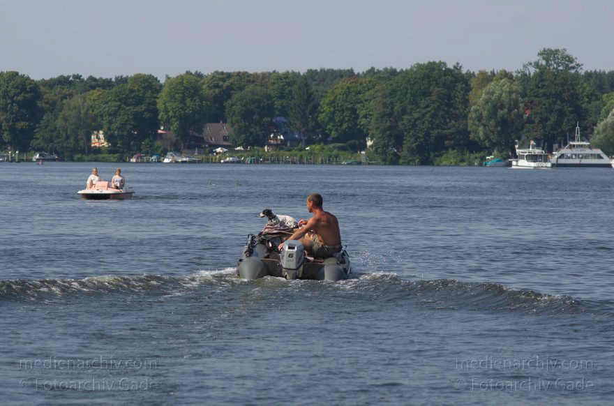 Berlin. Schlauchboot mit Außenborder auf der oberen Havel. Bordhund
27. 7. 2012. Berlin. Schlauchboot mit Außenborder auf der oberen Havel. Bordhund
Schlüsselwörter: Berlin;Deutschland;Fluss;Germany;Havel;Hund;Motorboote;Obere Havel;2012;Schlauchboote