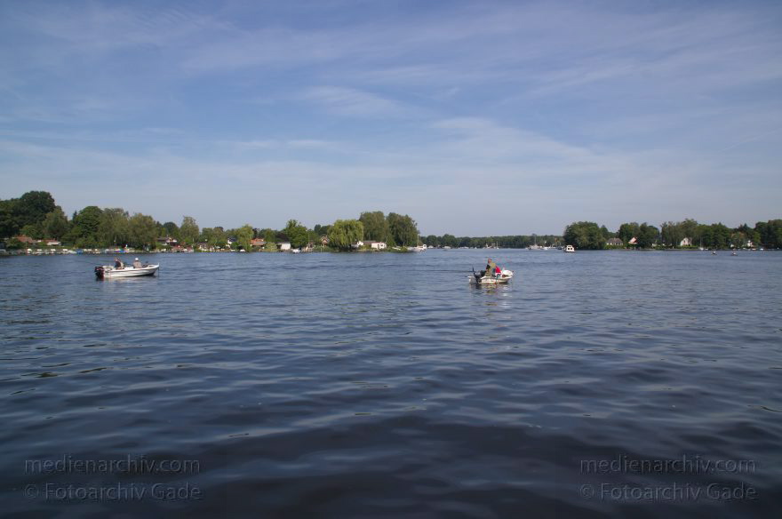Berlin. Havel bei Spandau und dem Tegeler See. Havel Zwei Angelkähne an Stangen im Fahrwasser. Angelkahn. Boote
18. 8. 2012. Berlin. Fluss Havel bei Spandau und dem Tegeler See. Obere Havel. Zwei Angelkähne an Stangen im Fahrwasser. Angelkahn. Boote
Schlüsselwörter: Angeln;Angler;Berlin;Boote;Deutschland;Fluss;Germany;Havel;Obere Havel;Spandau;2012;Tegel