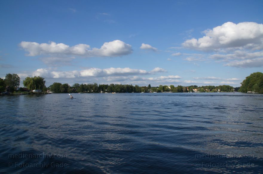 Berlin. Havel. Links: Spandau. Rechts: Abzweig in den Tegeler See
1. 9. 2012. Berlin. Obere Havel. Fluss. Links: Spandau. Rechts: Abzweig in den Tegeler See
Schlüsselwörter: Berlin;Deutschland;Fluss;Germany;Havel;Obere Havel;Spandau;2012;Tegeler See