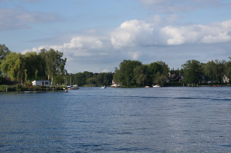 Berlin. Havel. Links: Spandau. Rechts: Abzweig in den Tegeler See
1. 9. 2012. Berlin. Obere Havel. Fluss. Links: Spandau. Rechts: Abzweig in den Tegeler See
Schlüsselwörter: Berlin;Deutschland;Fluss;Germany;Havel;Obere Havel;Spandau;2012;Tegeler See