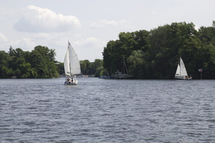 Berlin. Havel zwischen Tegel und Spandau. Segelboote. Einfahrt in den Tegeler See bei Marienwerder
13. 7. 2013. Berlin. Fluss Havel zwischen Tegel und Spandau. Segelboote. Einfahrt in den Tegeler See bei Marienwerder
Schlüsselwörter: Berlin;Boote;Fluss;Germany;Havel;River;Segelboote;Tegeler See;2013;Wassersport