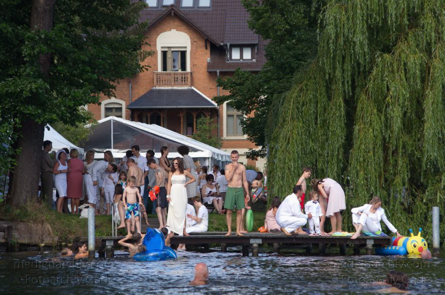 Berlin. Havel Party am Gartenfest
4. 8. 2012. Berlin. Obere Havel. Party am Fluss. Gartenfest. Schwimmen. baden. Die Gäste sind weiss gekleidet.
Schlüsselwörter: Berlin;Deutschland;Fluss;Gartenfest;Germany;Havel;Obere Havel;Party;2012;Reinickendorf