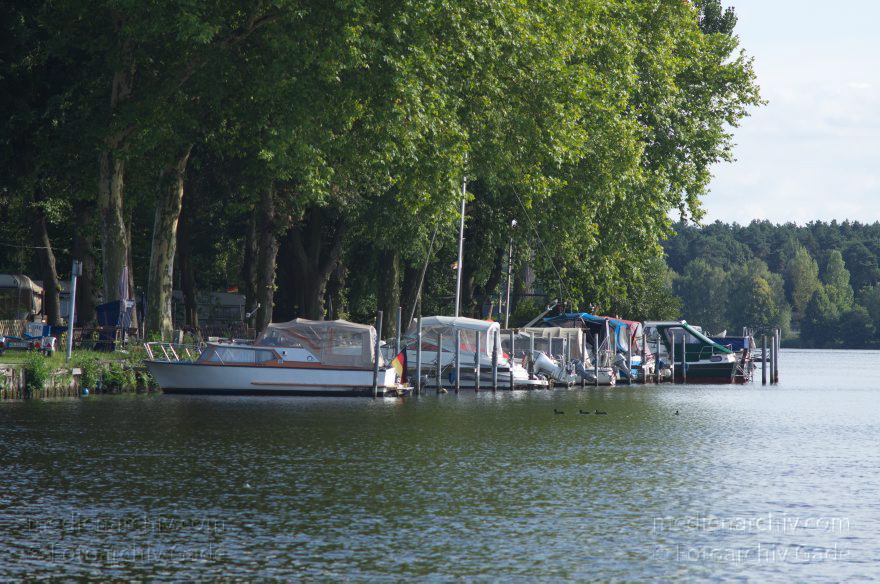Berlin. Havel Motorboote am Liegeplatz. Steg
1. 9. 2012. Berlin. Obere Havel. Fluss. Motorboote am Liegeplatz. Steg
Schlüsselwörter: Berlin;Deutschland;Fluss;Germany;Havel;Obere Havel;2012;Reinickendorf