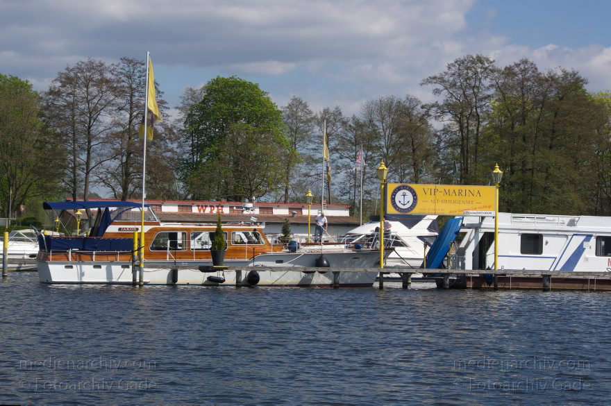 Berlin. Reinickendorf. Havel VIP-Marina Alt Heiligensee. Schiffe. Boote
28. 4. 2013. Berlin. Reinickendorf. Fluss Havel. Obere Havel. VIP-Marina Alt Heiligensee. Schiffe. Boote
Schlüsselwörter: Berlin;Boote;Fluss;Germany;Havel;Heiligensee;Marina;Reinickendorf;2013;Schiffe