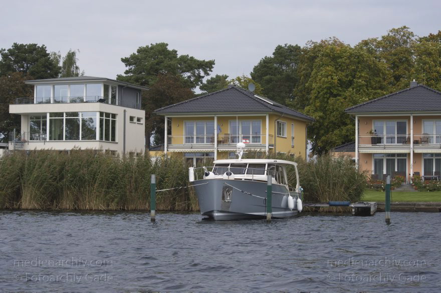 Berlin. Reinickendorf. Heiligensee. Fluss Havel. Villen am Ufer
22. 9. 2013. Berlin. Reinickendorf. Heiligensee. Fluss Havel. Villen am Ufer. Motoryacht. Motoboot
Schlüsselwörter: Berlin;Boote;Fluss;Germany;Havel;Heiligensee;Motorboot;Motoryacht;Reinickendorf;2013;Villen