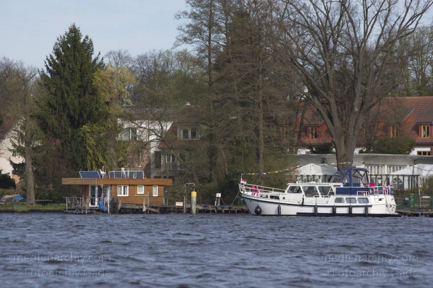 Berlin.Heiligensee. An der Havel
2015. Berlin. Reinickendorf. Heiligensee. Grundstück an der Havel. Hausboot. Motoryacht
Schlüsselwörter: 2015;Berlin;Boot;Fluss;Havel;Heiligensee;Reinickendorf