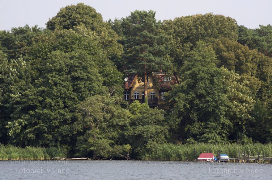 Berlin. Reinickendorf. Heiligensee. Fluss Havel. Villa im Wald
30. 8. 2013. Berlin. Reinickendorf. Heiligensee. Fluss Havel. Villa im Wald
Schlüsselwörter: Berlin;Fluss;Germany;Havel;Heiligensee;Reinickendorf;Villa;2013;Wald