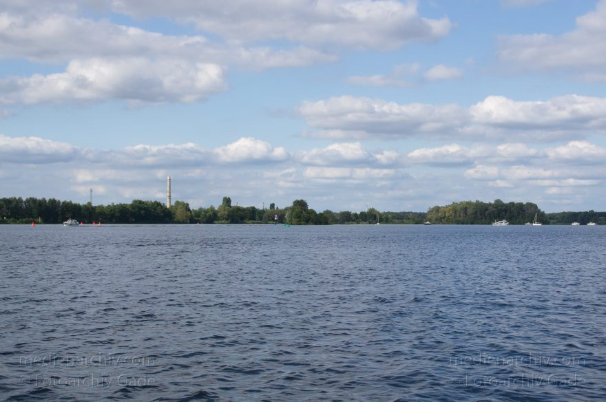Brandenburg (links)Berlin. (rechts). Niederneuendorfer See. Hinten: Havel-Oder-Wasserstraße. Bei Hennigsdorf
1. 9. 2012. Brandenburg (links). Berlin (rechts). Niederneuendorfer See. Hinten: Havel-Oder-Wasserstraße. Bei Hennigsdorf
Schlüsselwörter: Berlin;Brandenburg;Deutschland;Fluss;Germany;Havel;Havel-Oder-Wasserstraße;Hennigsdorf;Nieder-Neuendorfer See;2012;Niederneuendorfer See