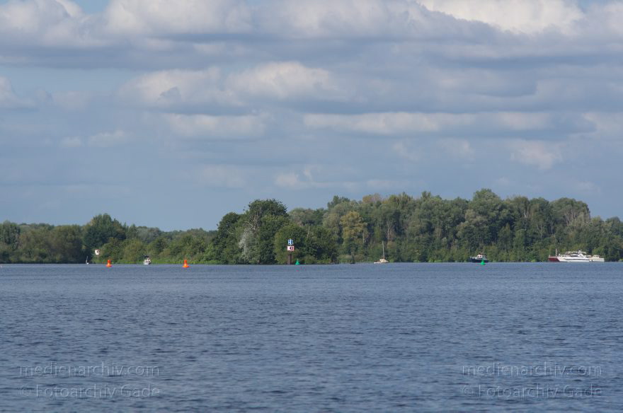 Brandenburg (links)Berlin. (rechts). Niederneuendorfer See. Hinten: Havel-Oder-Wasserstraße. Bei Hennigsdorf
1. 9. 2012. Brandenburg (links). Berlin (rechts). Niederneuendorfer See. Hinten: Havel-Oder-Wasserstraße. Bei Hennigsdorf
Schlüsselwörter: Berlin;Brandenburg;Deutschland;Fluss;Germany;Havel;Havel-Oder-Wasserstraße;Hennigsdorf;Nieder-Neuendorfer See;2012;Niederneuendorfer See