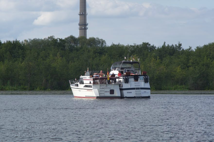 Brandenburg (hinten)Berlin. (vorne). Ankernde Boote im Niederneuendorfer See. Hinten: Hennigsdorf
1. 9. 2012. Brandenburg (hinten). Berlin (vorne). Ankernde Boote im Niederneuendorfer See. Hinten: Hennigsdorf
Schlüsselwörter: Ankern;Berlin;Boote;Brandenburg;Deutschland;Fluss;Germany;Havel;Havel-Oder-Wasserstraße;Hennigsdorf;Nieder-Neuendorfer See;Niederneuendorfer See;Schornstein;2012;vor Anker