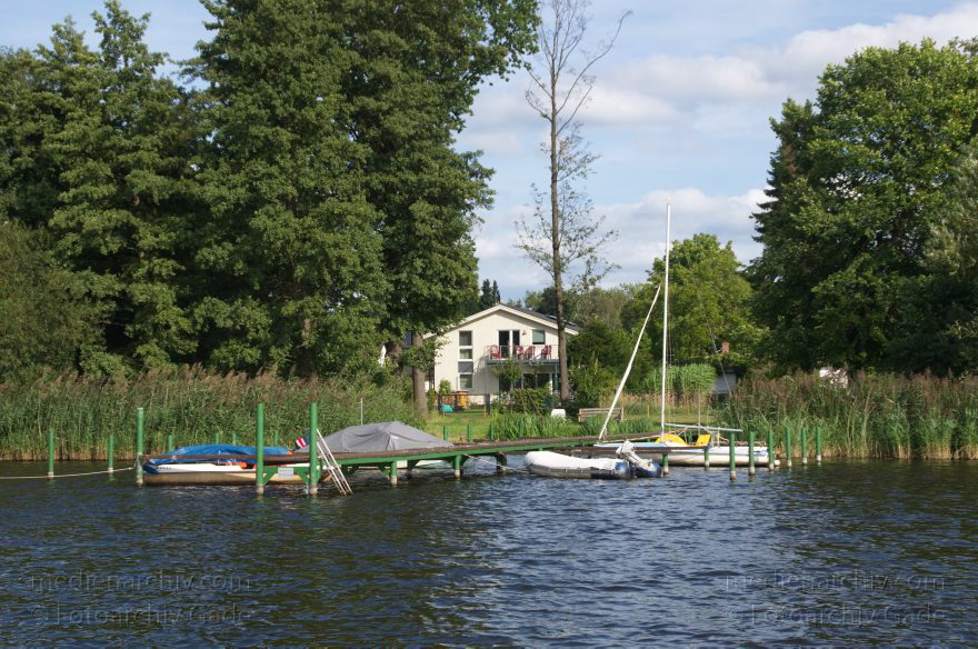 Berlin. Niederneuendorfer See. Boote am Liegeplatz. Steg. Marina
1. 9. 2012. Berlin. Niederneuendorfer See. Boote am Liegeplatz. Steg. Marina
Schlüsselwörter: Berlin;Boote;Deutschland;Fluss;Germany;Havel;Liegeplatz;Marina;Nieder-Neuendorfer See;Niederneuendorfer See;Reinickendorf;2012;Stege