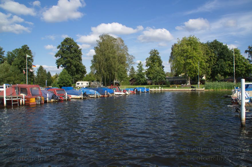 Berlin. Niederneuendorfer See. Boote am Liegeplatz. Steg. Marina
1. 9. 2012. Berlin. Niederneuendorfer See. Boote am Liegeplatz. Steg. Marina
Schlüsselwörter: Berlin;Boote;Deutschland;Fluss;Germany;Havel;Liegeplatz;Marina;Nieder-Neuendorfer See;Niederneuendorfer See;Reinickendorf;2012;Stege