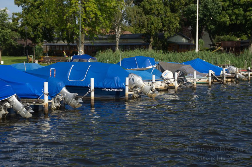 Berlin. Niederneuendorfer See. Boote am Liegeplatz. Steg. Marina
1. 9. 2012. Berlin. Niederneuendorfer See. Boote am Liegeplatz. Steg. Marina
Schlüsselwörter: Berlin;Boote;Deutschland;Fluss;Germany;Havel;Liegeplatz;Marina;Nieder-Neuendorfer See;Niederneuendorfer See;Reinickendorf;2012;Stege
