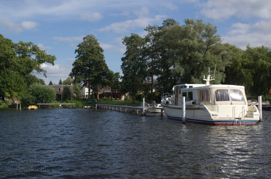 Berlin. Niederneuendorfer See. Boote am Liegeplatz. Steg. Marina
1. 9. 2012. Berlin. Niederneuendorfer See. Boote am Liegeplatz. Steg. Marina
Schlüsselwörter: Berlin;Boote;Deutschland;Fluss;Germany;Havel;Liegeplatz;Marina;Nieder-Neuendorfer See;Niederneuendorfer See;Reinickendorf;2012;Stege