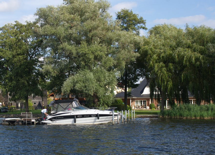 Berlin. Niederneuendorfer See. Boote am Liegeplatz. Steg. Marina
1. 9. 2012. Berlin. Niederneuendorfer See. Boote am Liegeplatz. Steg. Marina
Schlüsselwörter: Berlin;Boote;Deutschland;Fluss;Germany;Havel;Liegeplatz;Marina;Nieder-Neuendorfer See;Niederneuendorfer See;Reinickendorf;2012;Stege