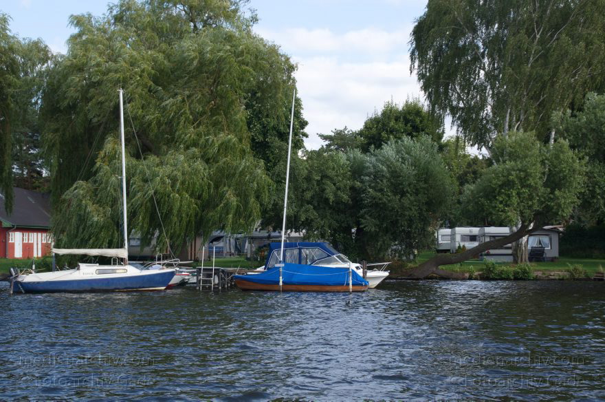 Berlin. Niederneuendorfer See. Boote am Liegeplatz. Steg. Marina
1. 9. 2012. Berlin. Niederneuendorfer See. Boote am Liegeplatz. Steg. Marina
Schlüsselwörter: Berlin;Boote;Deutschland;Fluss;Germany;Havel;Liegeplatz;Marina;Nieder-Neuendorfer See;Niederneuendorfer See;Reinickendorf;2012;Stege
