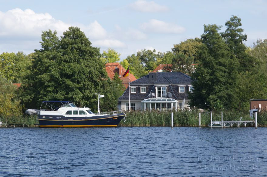 Berlin. Niederneuendorfer See. Boote am Liegeplatz. Steg. Marina
1. 9. 2012. Berlin. Niederneuendorfer See. Boote am Liegeplatz. Steg. Marina
Schlüsselwörter: Berlin;Boote;Deutschland;Fluss;Germany;Havel;Liegeplatz;Marina;Nieder-Neuendorfer See;Niederneuendorfer See;Reinickendorf;2012;Stege