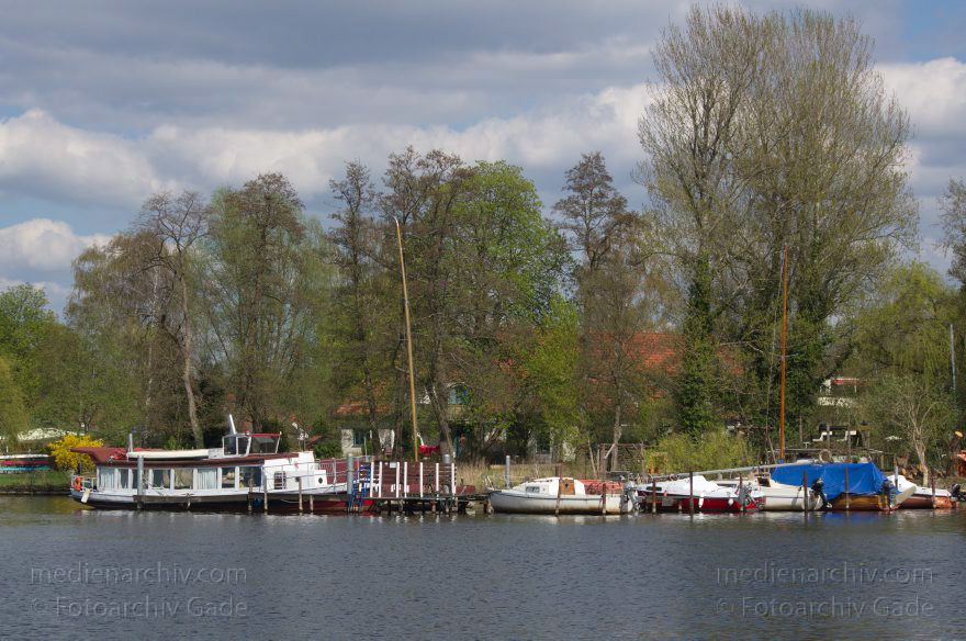 Berlin. Reinickendorf. Havel Niederneuendorfer See. Nieder-Neuendorfer See. Boote
28. 4. 2013. Berlin. Reinickendorf. Fluss Havel. Obere Havel. Niederneuendorfer See. Nieder-Neuendorfer See.  Boote
Schlüsselwörter: Berlin;Boote;Fluss;Germany;Havel;Heiligensee;Nieder-Neuendorfer See;Niederneuendorfer See;2013;Reinickendorf