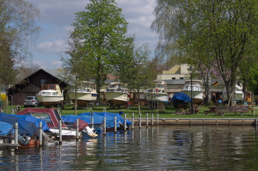 Berlin. Reinickendorf. Havel Niederneuendorfer See. Nieder-Neuendorfer See. Boote im Winterlager an Land.
28. 4. 2013. Berlin. Reinickendorf. Fluss Havel. Obere Havel. Niederneuendorfer See. Nieder-Neuendorfer See.  Boote im Winterlager an Land.
Schlüsselwörter: Berlin;Boote;Germany;Havel;Heiligensee;Nieder-Neuendorfer See;Niederneuendorfer See;Reinickendorf;2013;Winterlager