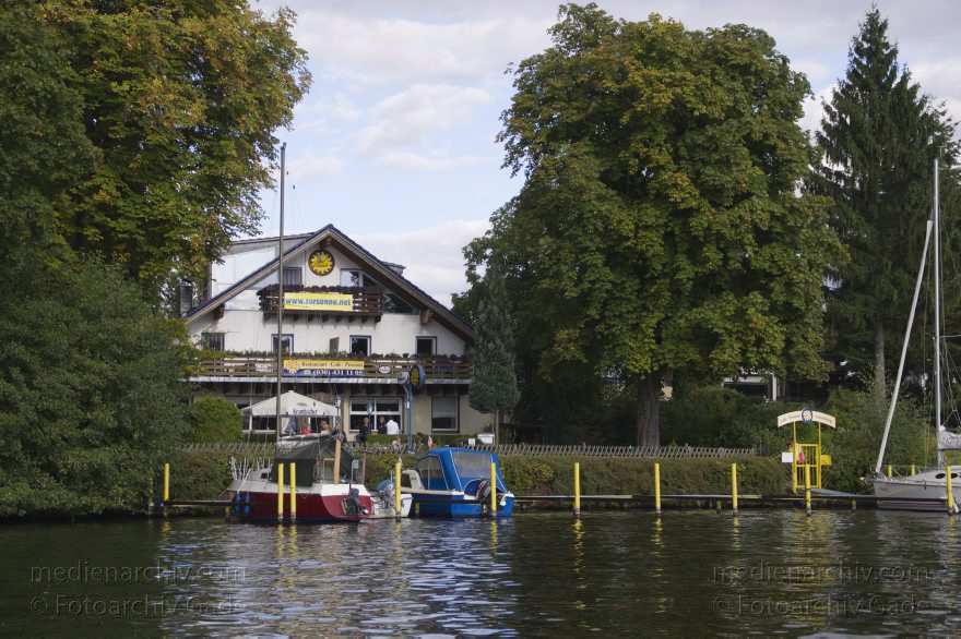 Berlin. Reinickendorf. Tegelort. Fluss Havel
28. 9. 2013. Berlin. Reinickendorf. Tegelort. Fluss Havel. Restaurant Café 'Zur Sonne'
Schlüsselwörter: Berlin;Fluss;Germany;Havel;Reinickendorf;Segelboote;segeln;Tegelort;2013;Wassersport