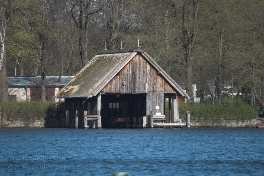 Berlin. Bootshaus in Tegelort an der Havel.
9. 4. 2011. Berlin. Bootshaus in Tegelort an der Havel.
Schlüsselwörter: Berlin;Boothaus;Bootshaus;Deutschland;Fluss;Germany;Havel;Motorboote;Reetdach;Reinickendorf;Segelboote;Tegelort;2011;Wassersport