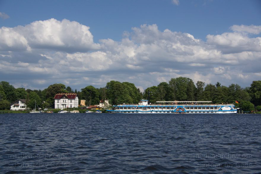 Berlin. Tegel. Havel. Fahrgastschiff Havel Queen. Ausflugsdampfer
9. 6. 2012. Berlin. Tegel. Fluss Havel. Fahrgastschiff Havel Queen. Ausflugsdampfer
Schlüsselwörter: Ausflugsdampfer;Berlin;Deutschland;Fahrgastschiffe;Fluss;Germany;Havel;MS Havel Queen;2012;Reinickendorf