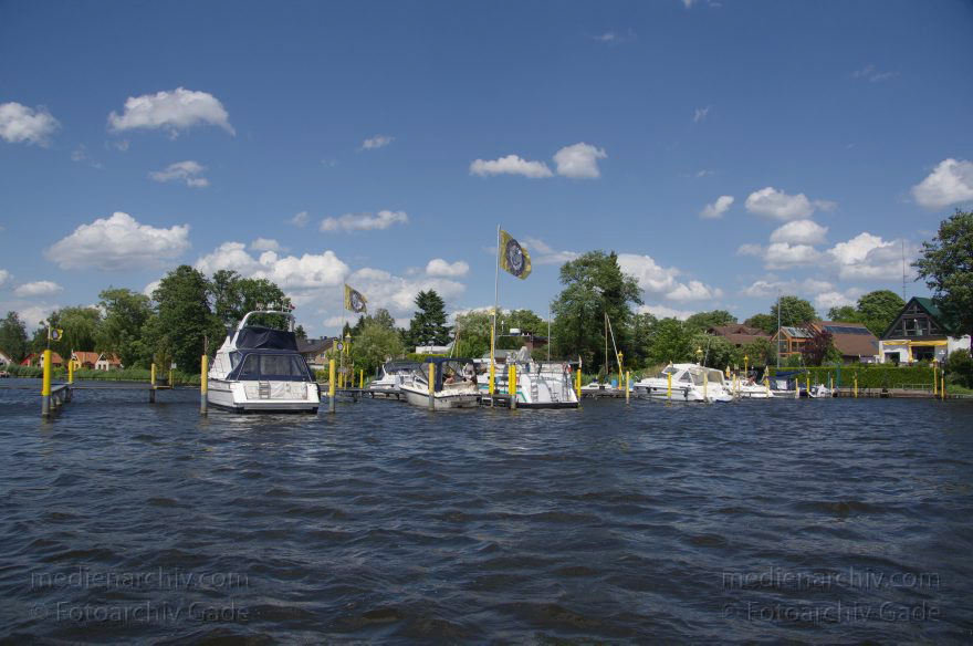 Berlin. Tegel. Havel. Bootshaus. VIP-Marina. Hafen
9. 6. 2012. Berlin. Tegel. Fluss Havel. Bootshaus. VIP-Marina. Hafen
Schlüsselwörter: Berlin;Bootshaus;Deutschland;Fluss;Germany;Havel;Reinickendorf;2012;VIP-Marina