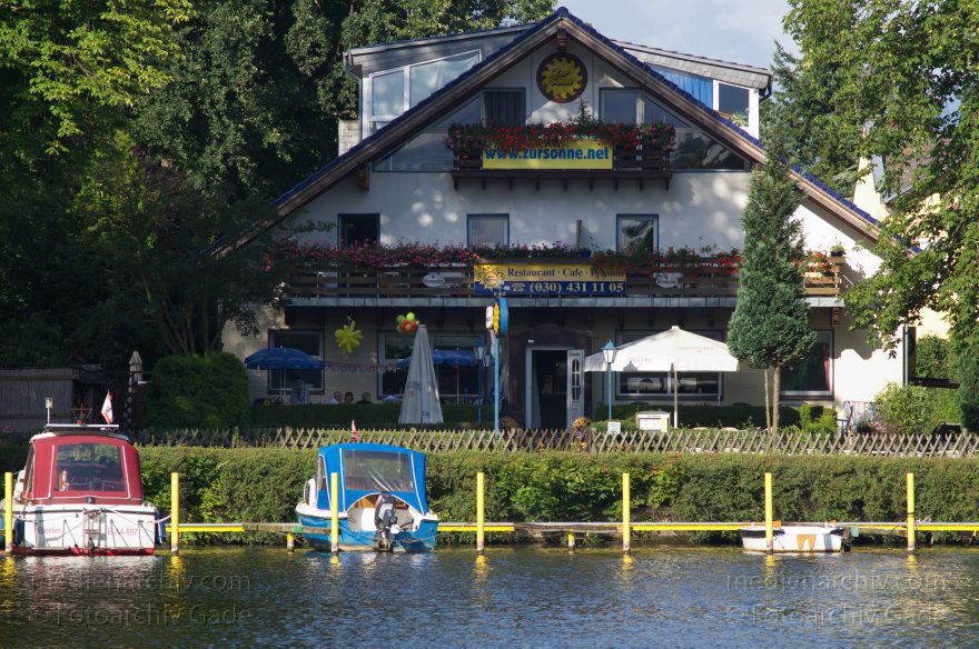 Berlin. Obere Havel zwischen Spandau und Tegel. Hotel und Gaststätte Zur Sonne mit Liegeplätzen
12. 8. 2012. Berlin. Obere Havel zwischen Spandau und Tegel. Fluss. Hotel und Gaststätte Zur Sonne mit Liegeplätzen
Schlüsselwörter: Berlin;Deutschland;Fluss;Germany;Havel;Obere Havel;Reinickendorf;2012;Spandau