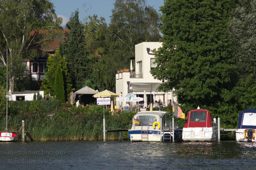 Berlin. Havel Gastanleger am Cafe Tuskulum. Boote
1. 9. 2012. Berlin. Obere Havel. Fluss. Gastanleger am Cafe Tuskulum. Boote
Schlüsselwörter: Berlin;Boote;Deutschland;Fluss;Gastanleger;Germany;Havel;Obere Havel;2012;Reinickendorf